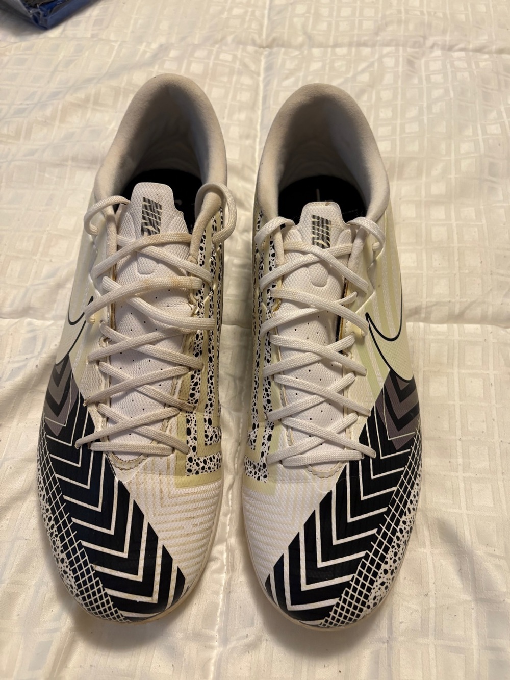 Nike Men’s White, Black Patterned Futsal Cleats